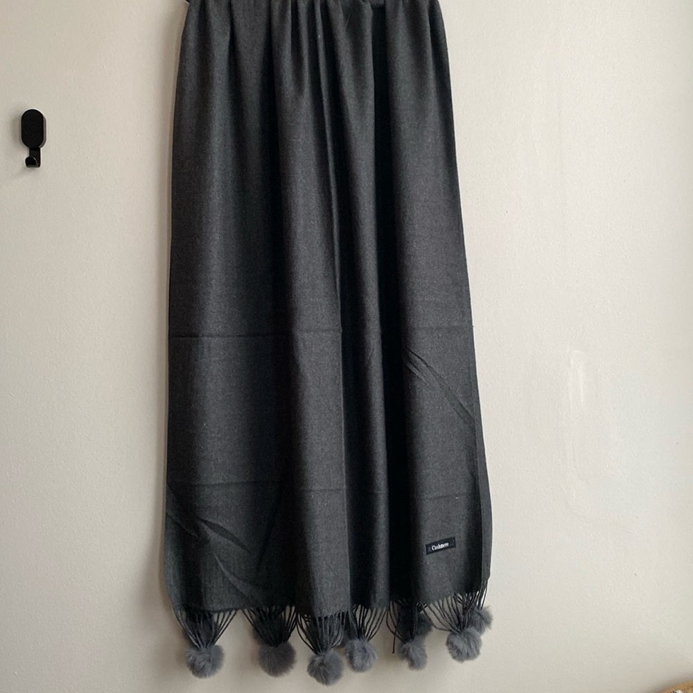 Cashmere scarf with pom Poms